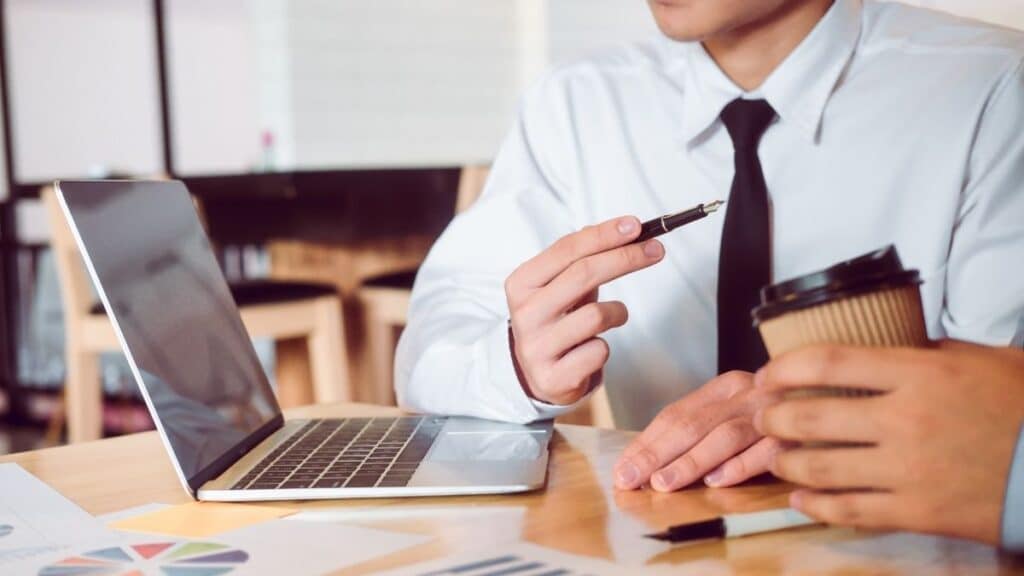 Key Differences in Consulant and Advisor Approach 